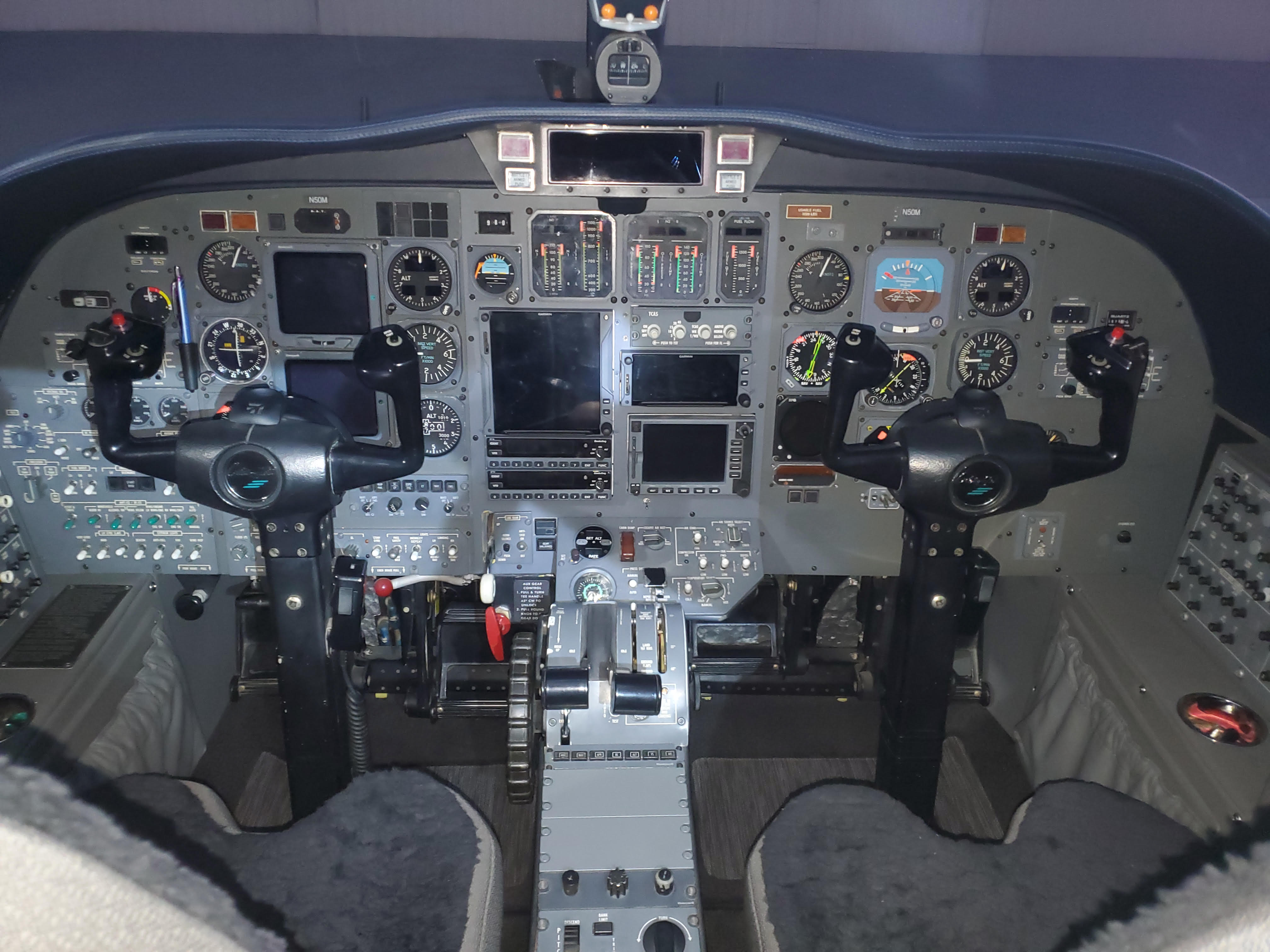 Aircraft cockpit instrument panel
